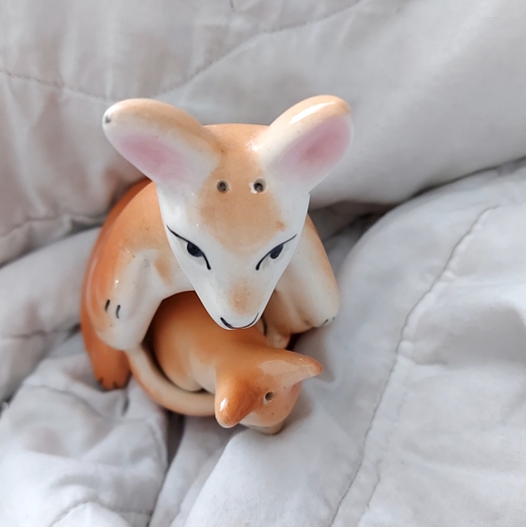 Vintage Kangaroo and Joey Salt and Pepper Shaker - Picture 3 of 6